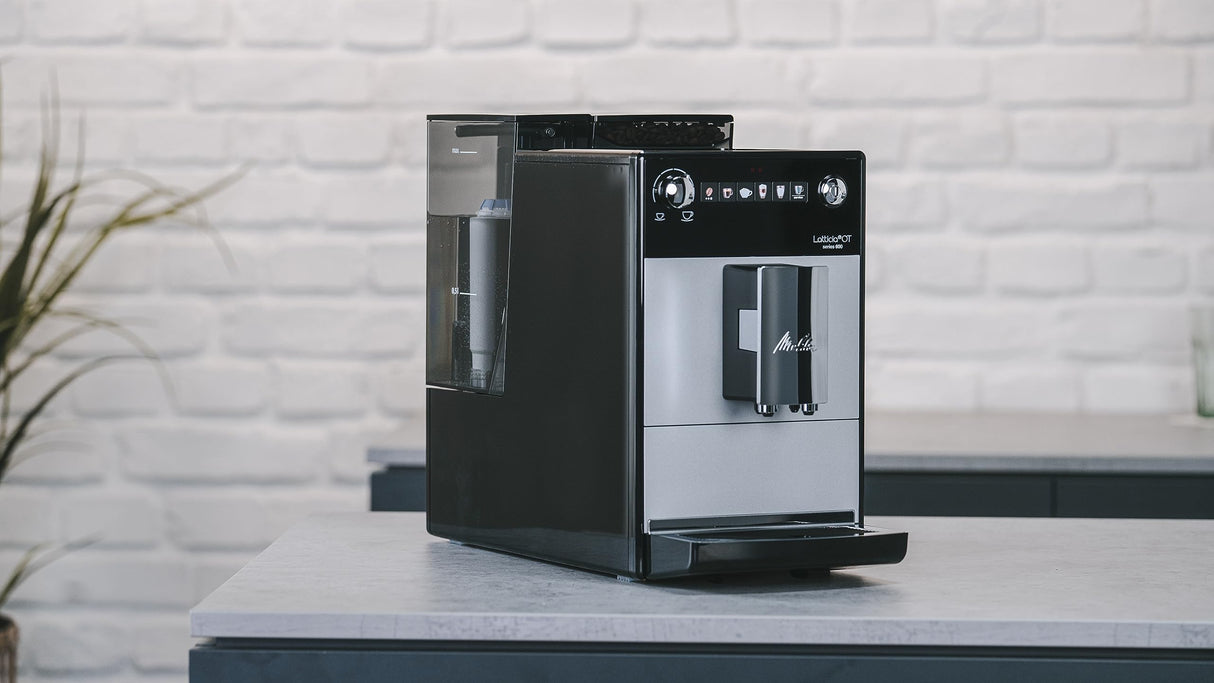 Melitta Latticia OT F300-101 - Cafetera superautomática para café con leche espumada o capuchino, máquina de café con molinillo silencioso y 3 niveles de intensidad, 1,5 L, plata