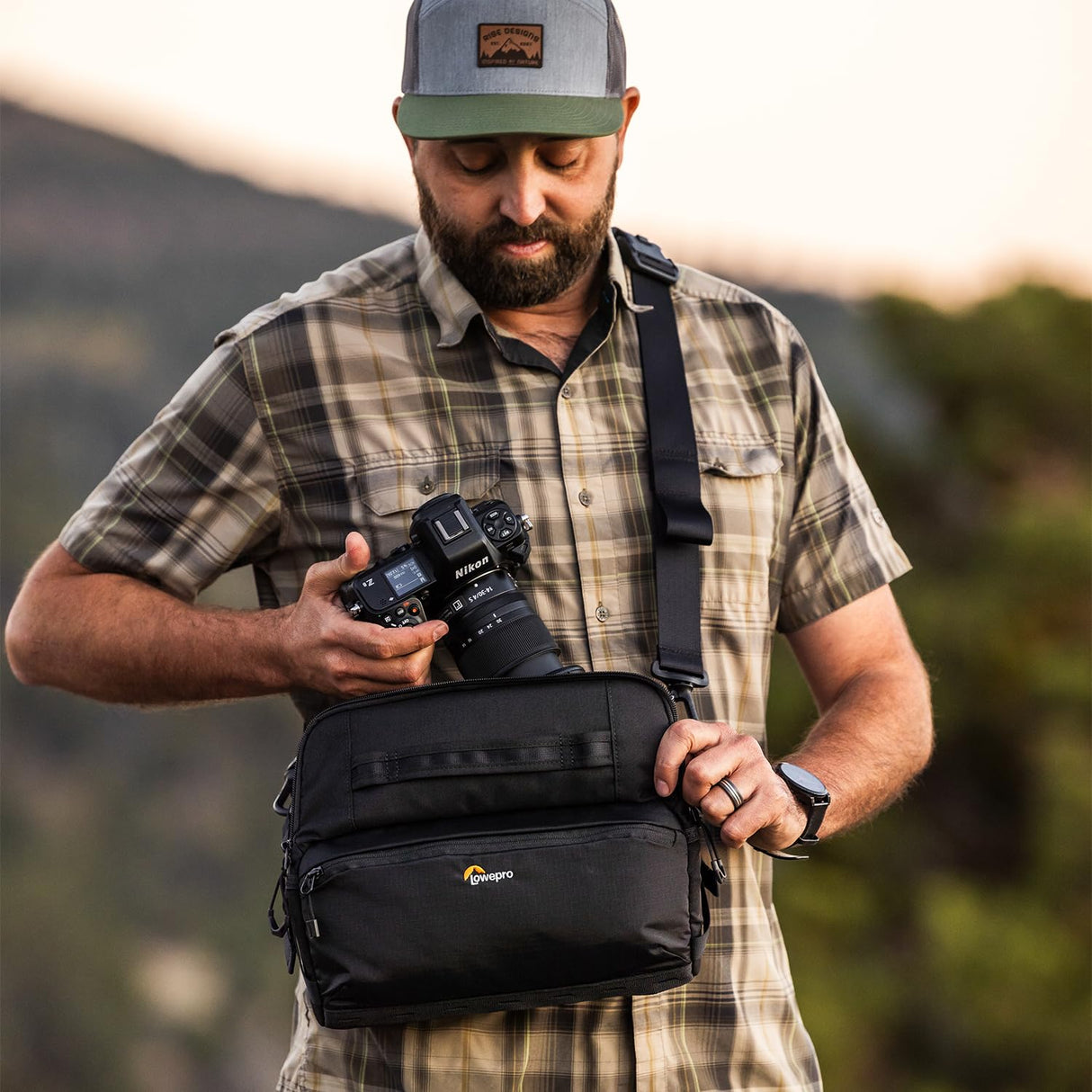 Lowepro ProTactic Lite SLX 110 AW III Bolsa Bandolera para Cámara, Cámara Profesional, Cubierta para Lluvia, Mochila Cruzada Ligera, para Fotógrafo, Videógrafo, Volumen 4L, para DSLR/Sin Espejo
