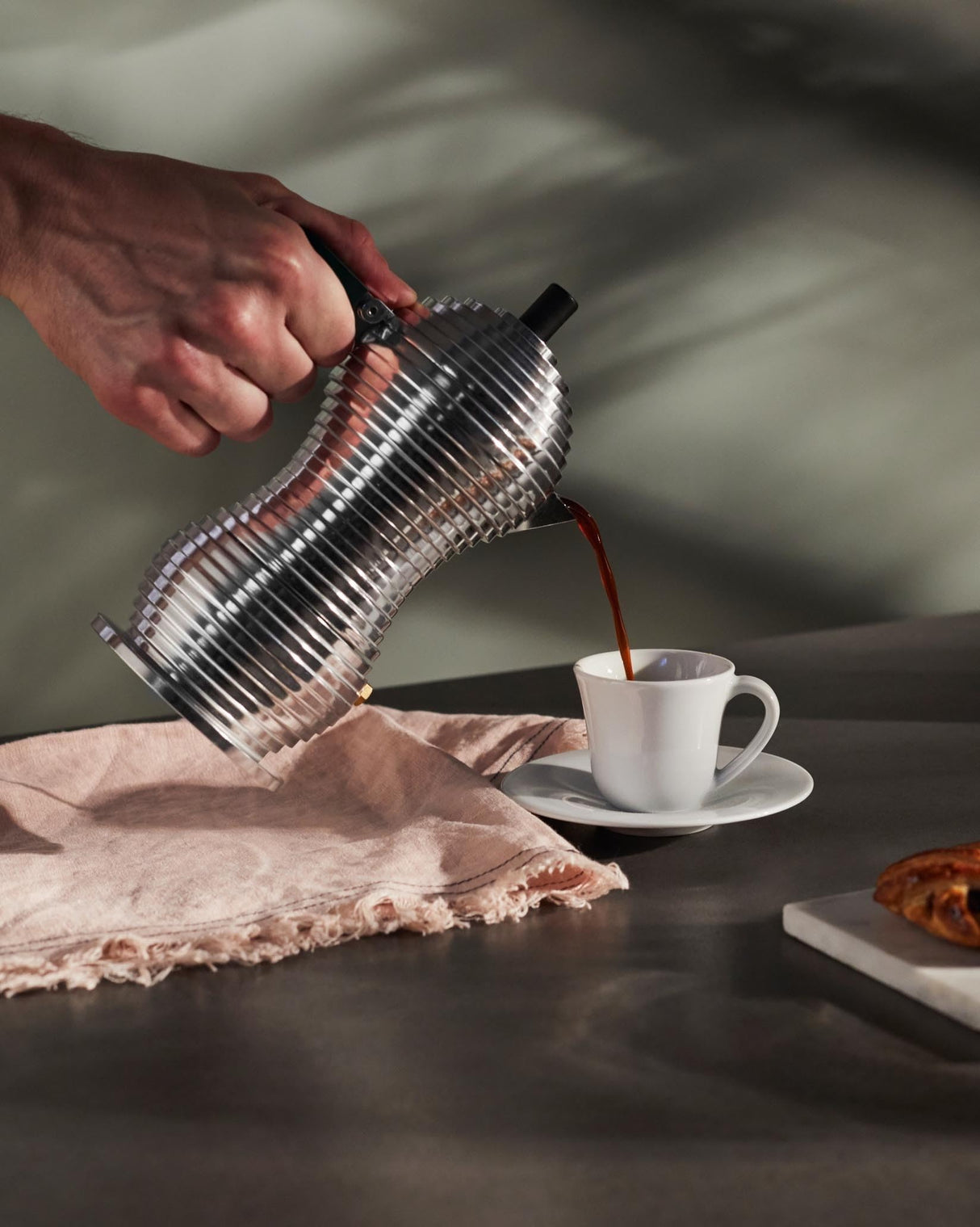 Alessi Pulcina MDL02/6BFM - Cafetera Espresso de Diseño, Mango y Pomo PA, Aluminio Fundido para Placa de Inducción, 6 Tazas, Negro