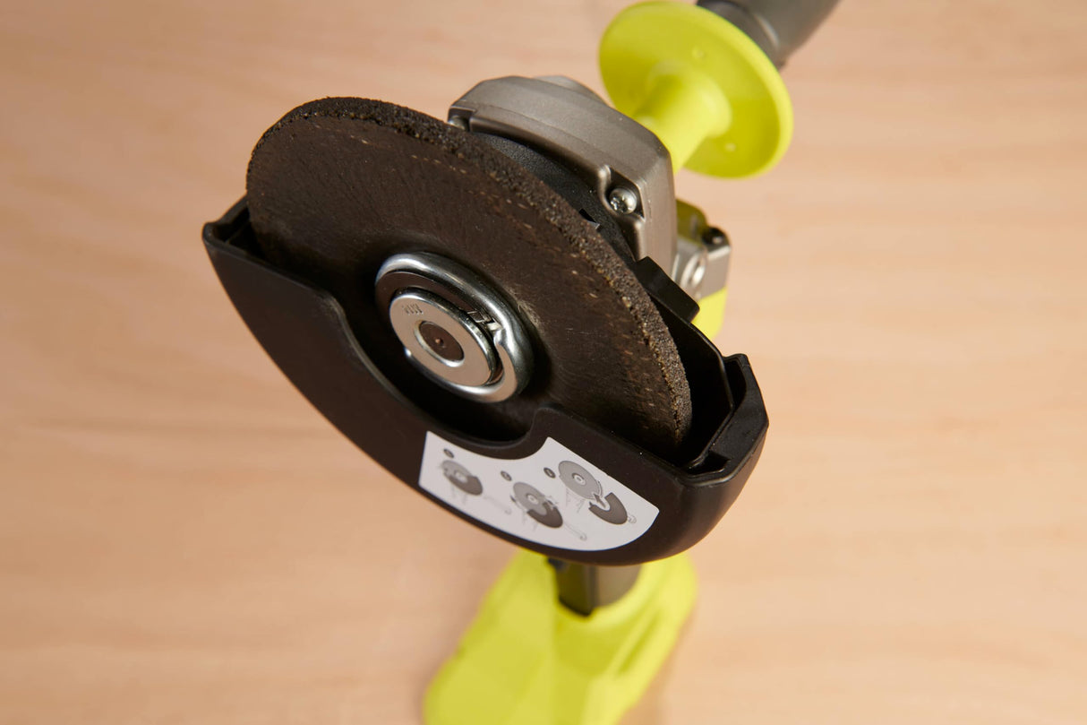 RYOBI - Amoladora angular de 2000 W diam. 230 mm - 6600 rpm - Mango trasero orientable 180° - Soft Start - Viene con 1 disco para desbarbar metal diam. 230 mm y 1 llave de servicio - EAG2000-G