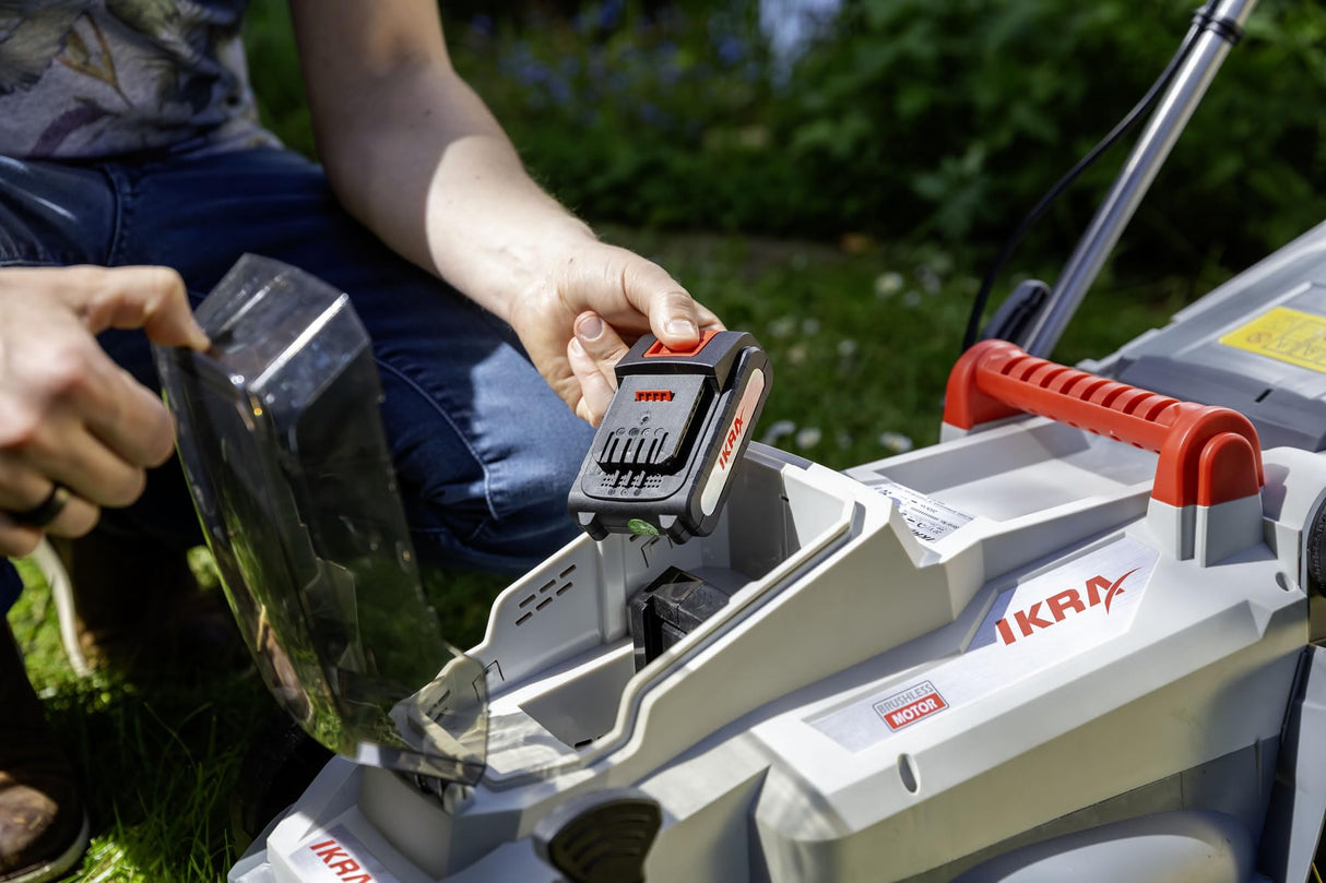 IKRA cortacésped Mulching ICM 2033 con 2X batería y Cargador, Ahorro de Espacio, Superficies de césped de hasta 150m²