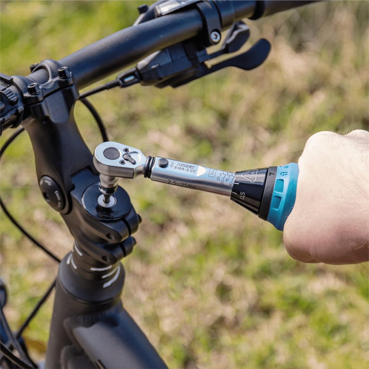 Llave dinamométrica HAZET 5108-2CT para bicicletas I Salida: cuadrada 6,3 mm 1/4 pulgada, tolerancia: 4%, 2,5-25 Nm, graduación fina I Carraca reversible, para bicicletas 232 mm