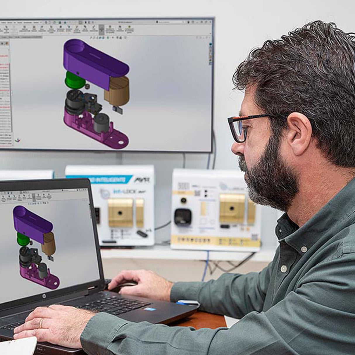 int_PASS de AYR, Smart Lock para puerta de entrada. Made in SPAIN. Acceso seguro y remoto sin llaves. Auto instalación. Cerradura electrónica acabado blanco mate.