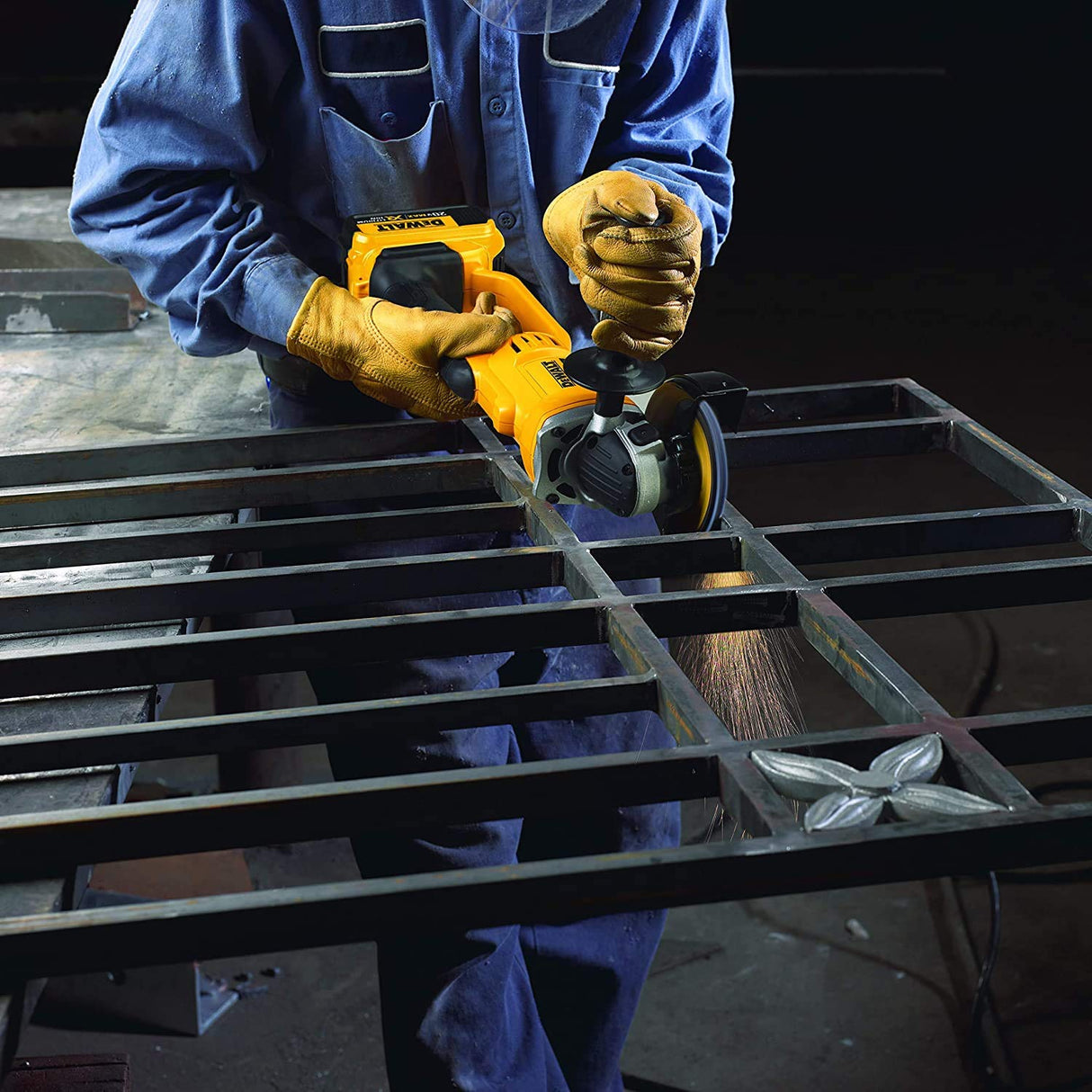 DEWALT DCG412M2-QW - Mini-amoladora XR 18V, 4.0 Ah, 7,000 rpm, Disco de 125 mm, Freno Electrónico, Cambio Rápido de Disco, Incluye 2 Baterías, Cargador Multivoltaje, Empuñadura y Maletín de Transporte