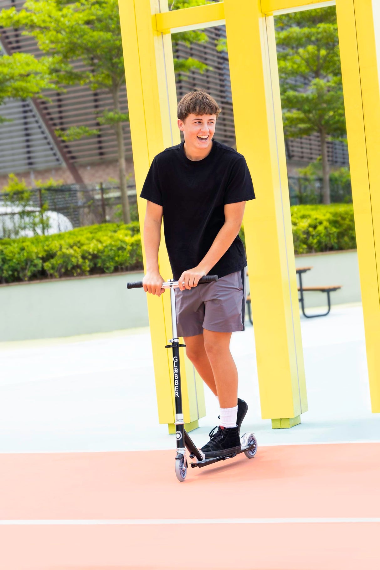 Globber - Flow Element Lights - Patinete Plegable de 2 Ruedas con luz LED, Freno Trasero y Manillar Ajustable, Desde los 5 años, para niños y Adolescentes - Verde Oliva