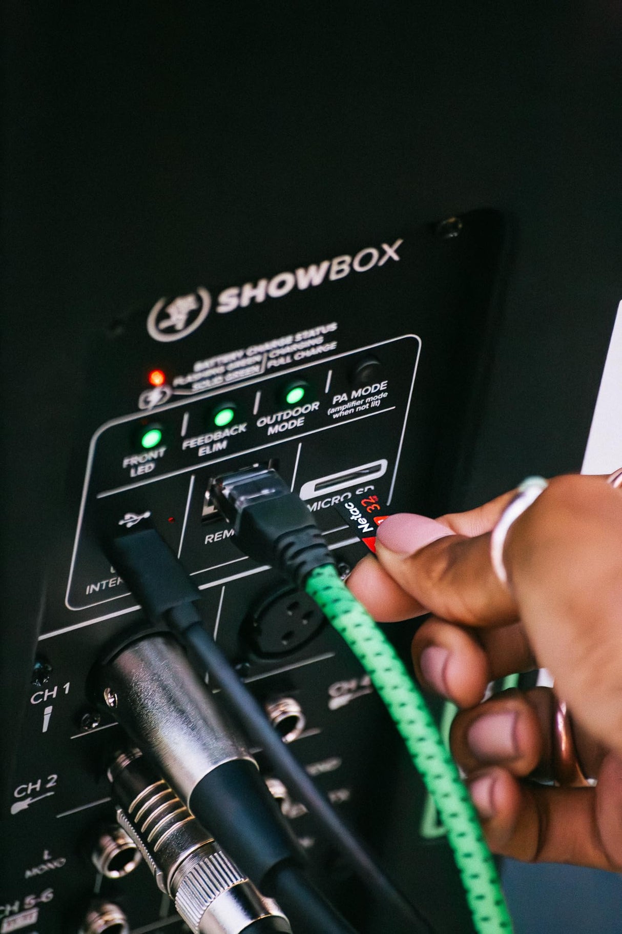 MACKIE ShowBox Equipo para actuaciones todo en uno alimentado por batería con control de mezcla Breakaway