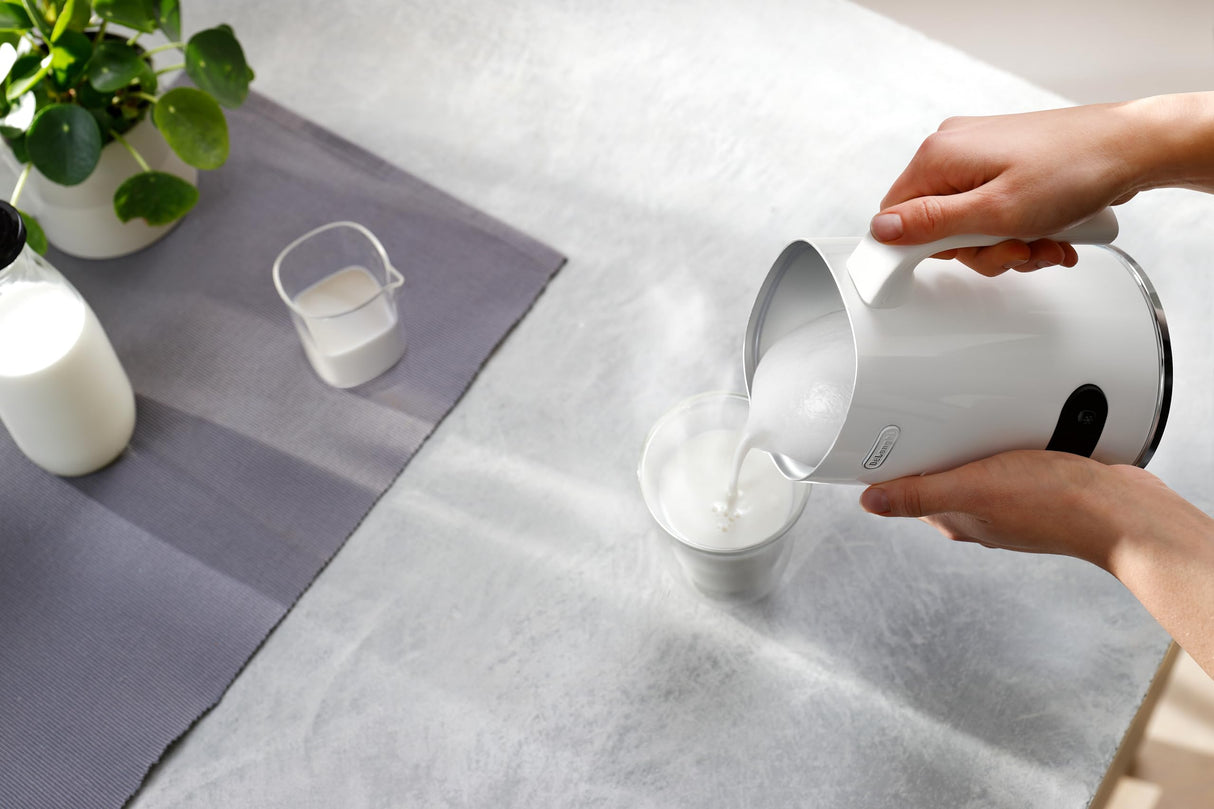 De'Longhi Espumador de leche eléctrico LatteMix EMF3.W para leche caliente y fría y alternativas vegetales, fácil limpieza, tapa transparente, 3 botones, 250 ml, color blanco
