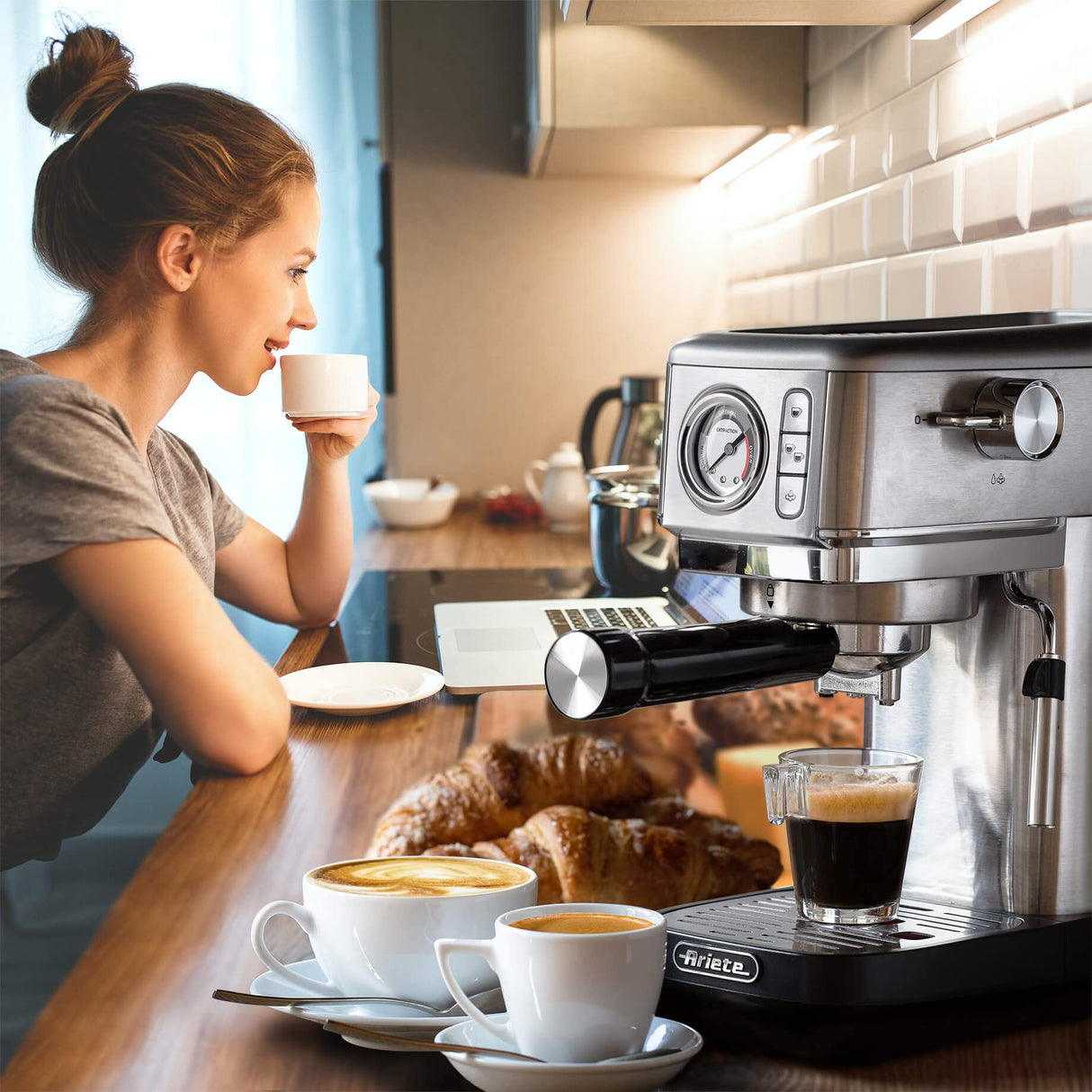 Ariete Espresso Slim Metal 1381, cafetera con manómetro, compatible con café en polvo y monodosis ESE, 15 bares máximos, filtro 1 o 2 tazas, lanza para capuchino, 1300 W, color plateado
