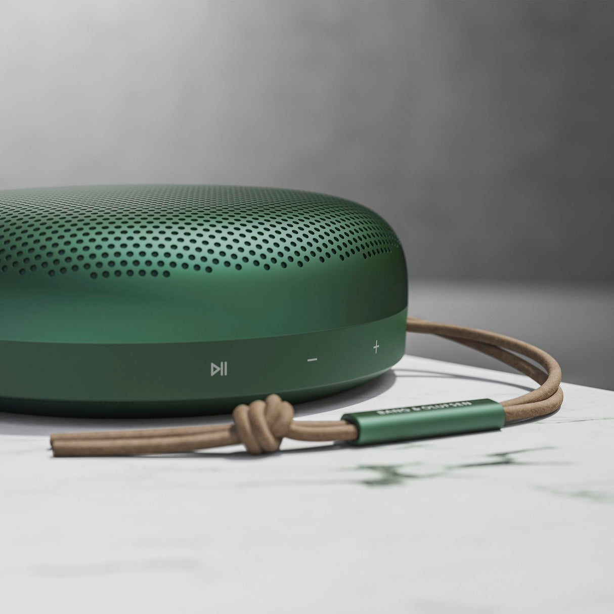 Bang & Olufsen Beosound A1 (2.ª Gen) Altavoz Bluetooth Inalámbrico Portátil Resistente al Agua y al Polvo con Sonido de 360 Grados, Alexa y Speakerphone, Hasta 18 horas de Batería Green