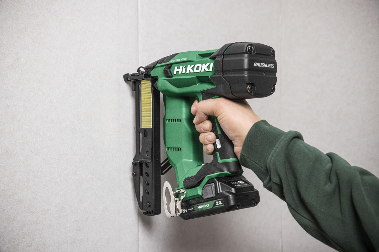HiKOKI Grapadora de batería – 18 V, 13-40 mm, ion de litio, luz LED, ajuste de profundidad sin herramientas, accionamiento por resorte neumático, motor sin escobillas, disparo conmutable, incluye 2