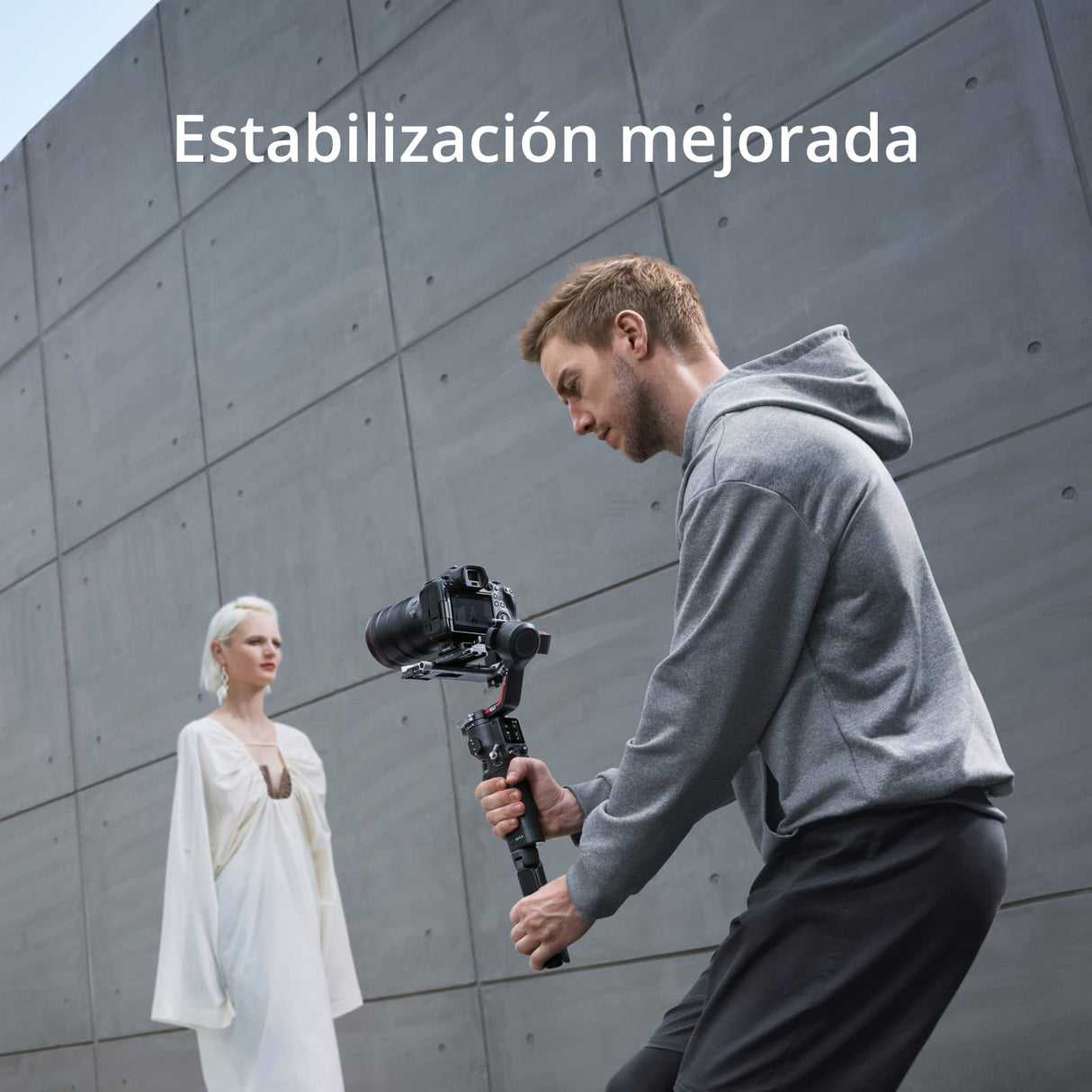 DJI Pack DJI RS 3, estabilizador portátil en Tres Ejes para cámaras DSLR y sin Espejo de Canon/Sony/Panasonic/Nikon/Fujifilm, Carga útil de 3 kg, Pantalla táctil OLED 1.8"