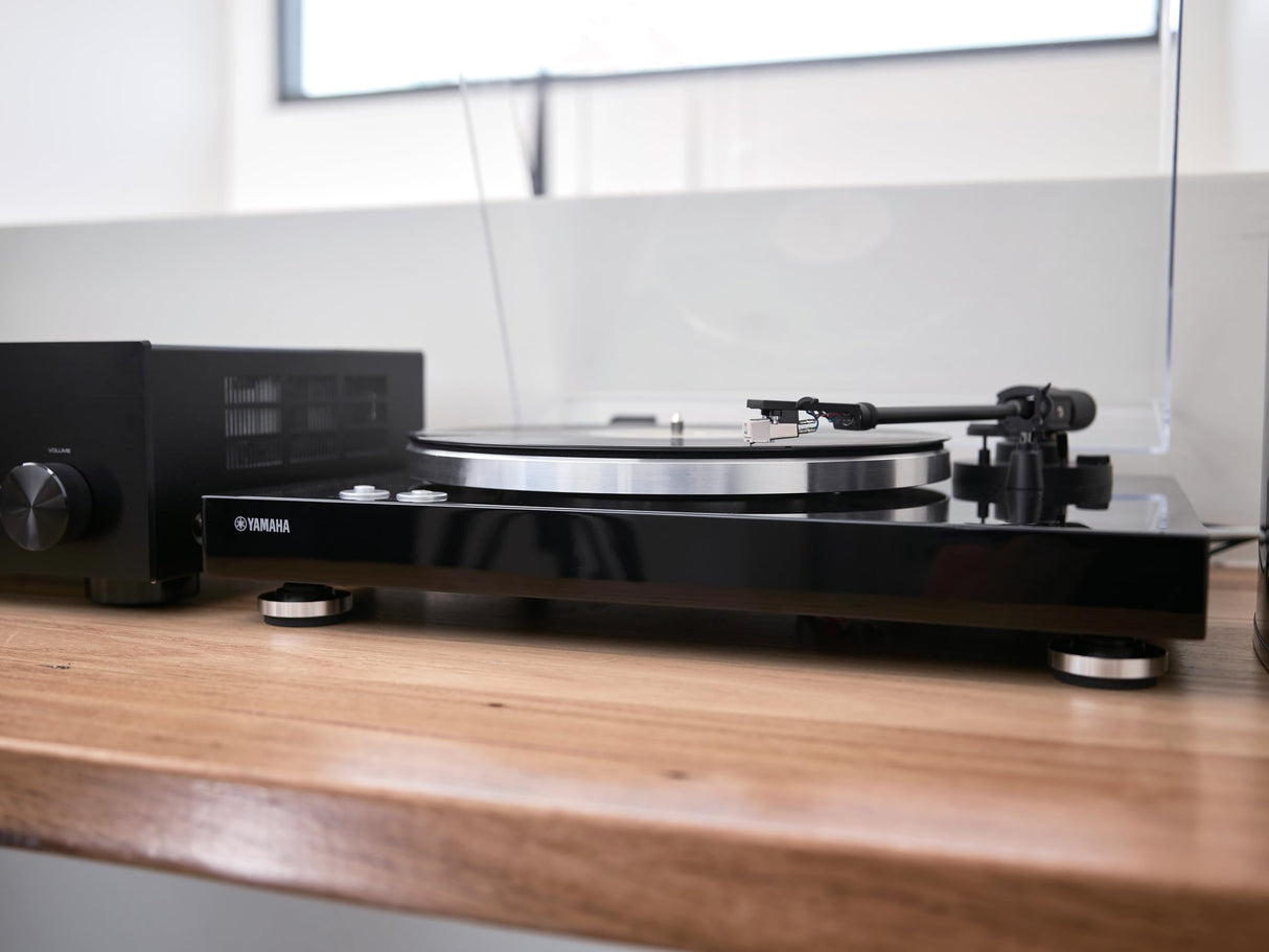 Yamaha TT-S303 Tocadiscos Hi-Fi con Correa para vinilos, preamplificador Integrado, Salida de línea y Phono conmutables, Negro