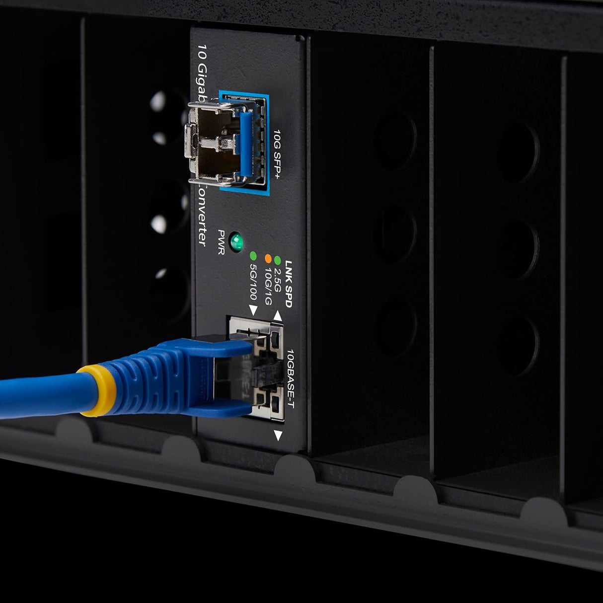 StarTech Conversor de Medios de Fibra Óptica Multigigabit 10GbE con SFP+ Abierto - Cobre a SFP+ 10GBASE-X - 10G/5G/2,5G/1G/100M - TAA