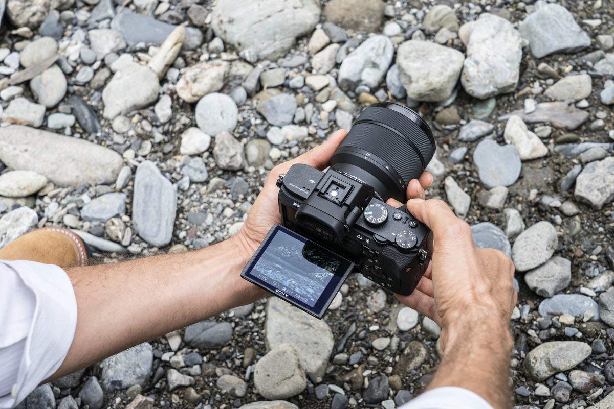Sony Alpha 7 II - Cámara evil de fotograma completo con objetivo Zoom Zeiss 24-70mm f/4.0, 24.3 Megapíxeles, enfoque automático híbrido rápido, estabilización de imagen óptica de 5 ejes