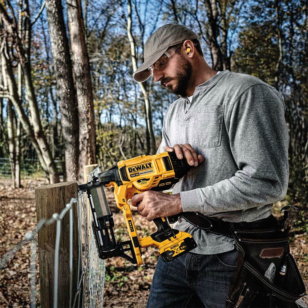 DEWALT DCFS950N-XJ - Grapadora de Cercas sin escobillas XR 18V sin cargador/batería para grapas galvanizadas G12 de 3,7mm diámetro y 50mm largo
