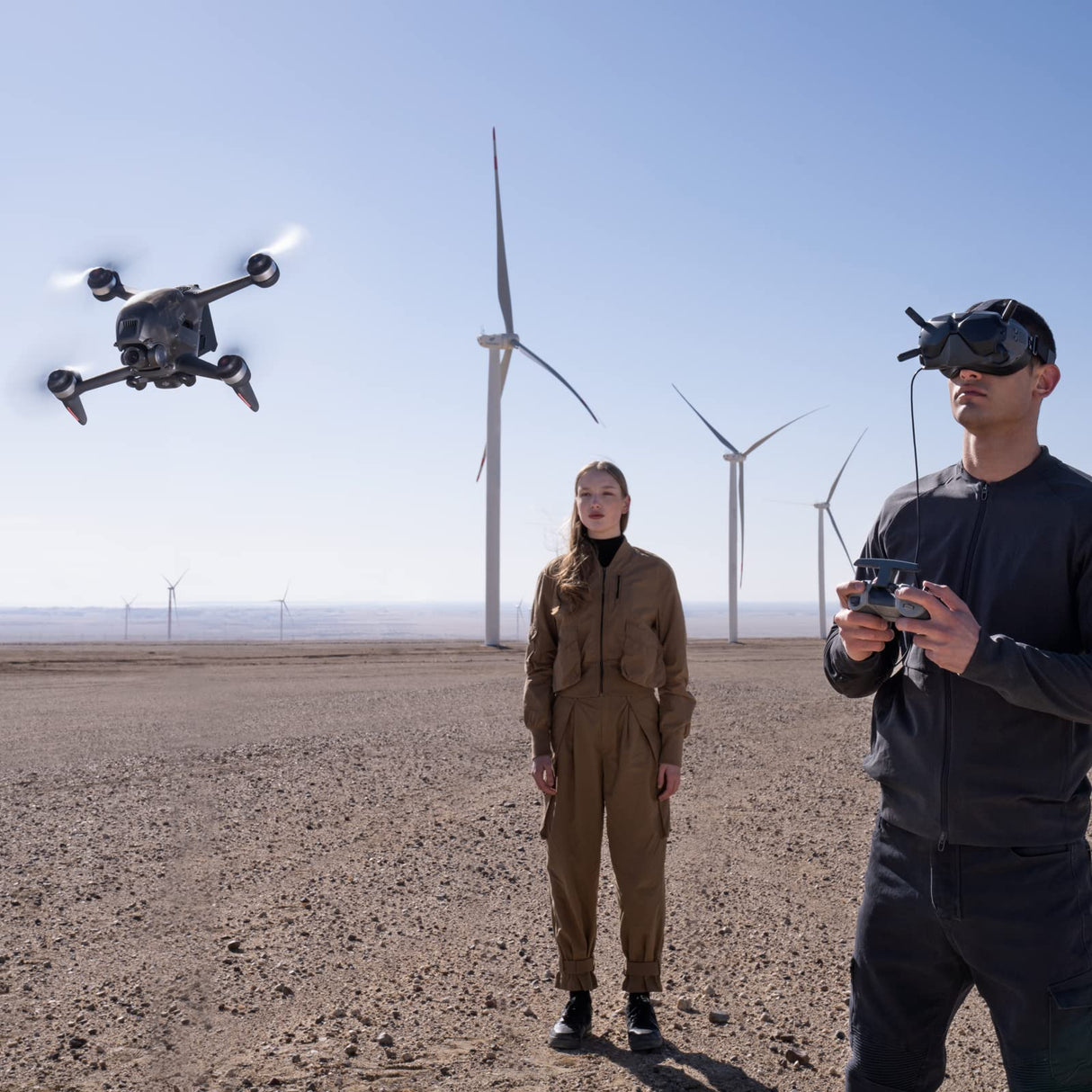 DJI FPV Combo Drone con Mando a distancia, Quadcopter, OcuSync 3.0 HD Transmisión, 4K Vídeo, Experiencia de Vuelo Inmersiva, Súper Gran Angular de 150°, Freno de Emergencia y Vuelo Estacionario, Gris