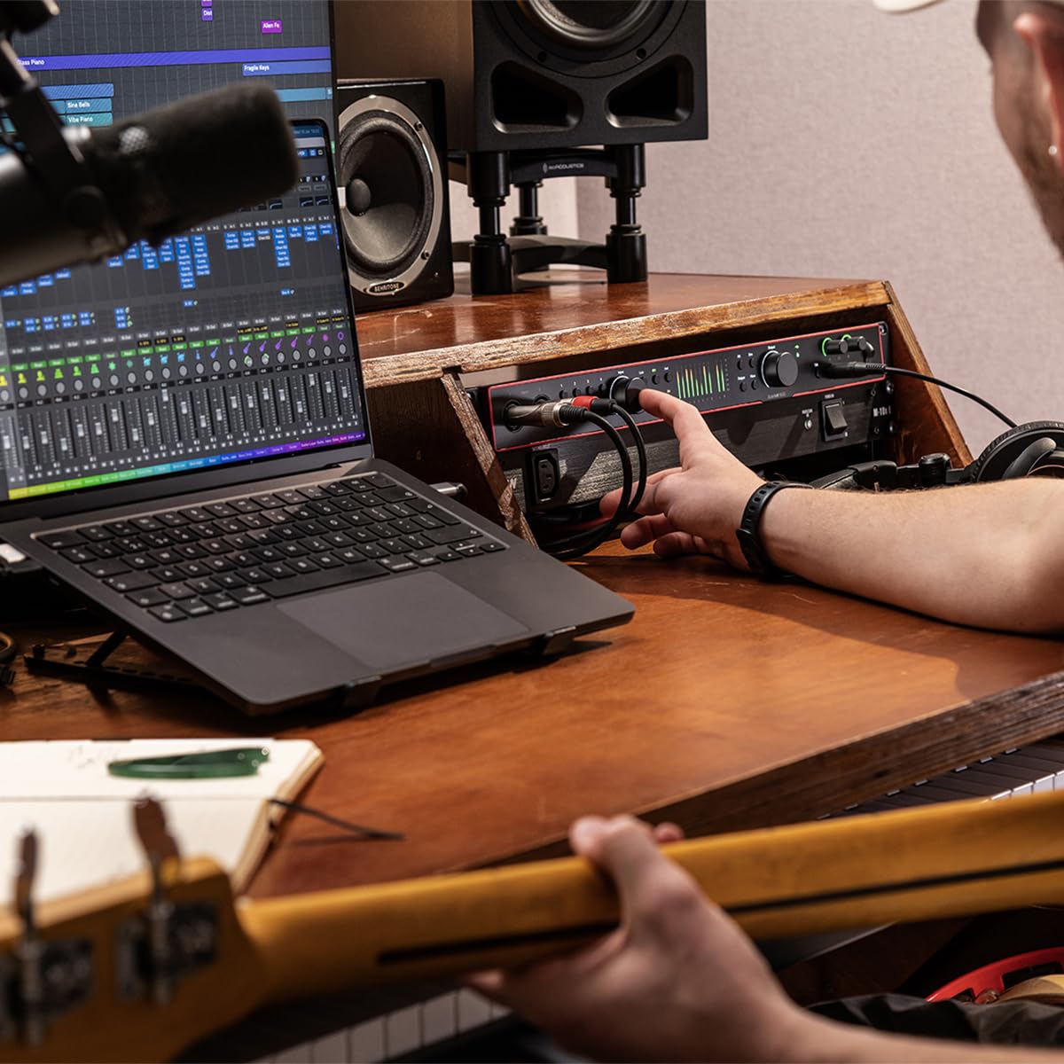 Focusrite Scarlett 18i20 interfaz de audio USB de 4.ª gen. para grabación multipista, producción y pódcast. Grabación con sonido de estudio y alta fidelidad, más todo el software que necesitas
