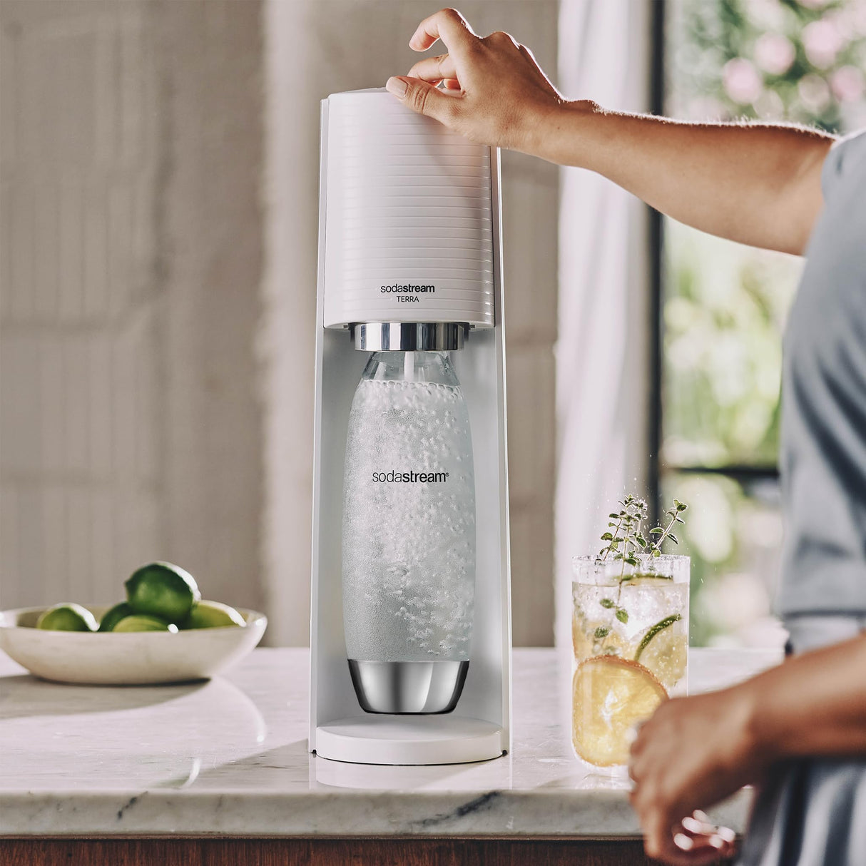 Sodastream Terra - Máquina de agua con gas y soda | Pack 1 botella de 1 l, acabado de acero inoxidable, compatible con lavavajillas + 1 recarga de gas de 60 l para clips, color blanco