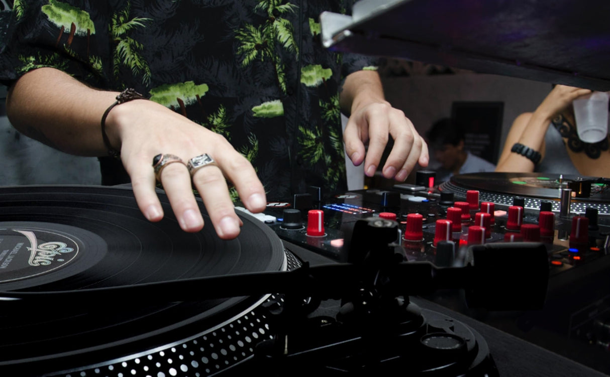 Gemini Sound TT-4000 DJ DIRT-DRIVE DJ TurnTable, Torque alto, 3 velocidades de grabación de vinilo, preamplificador de fono conmutable, control de tono variable, plato de aluminio fundido a presión