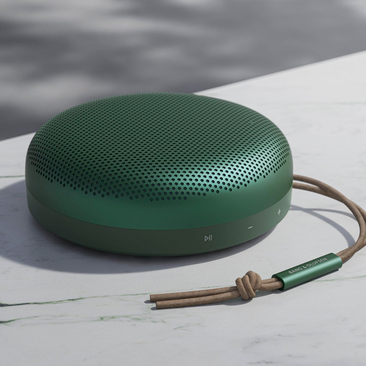 Bang & Olufsen Beosound A1 (2.ª Gen) Altavoz Bluetooth Inalámbrico Portátil Resistente al Agua y al Polvo con Sonido de 360 Grados, Alexa y Speakerphone, Hasta 18 horas de Batería Green