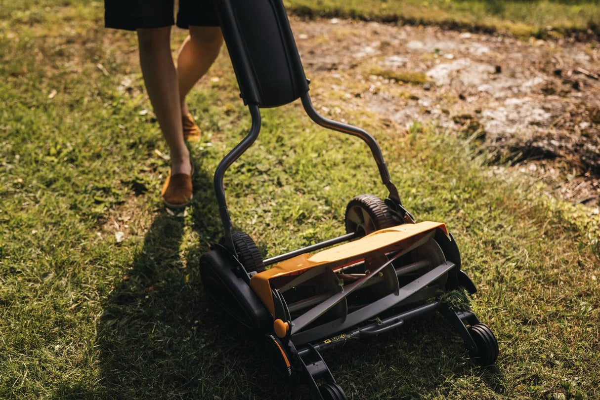 Fiskars Cortacésped StaySharp Max, Cortacésped con sistema de corte sin contacto, Ancho de corte: 46 cm, Negro/Naranja/Plata, 1000591
