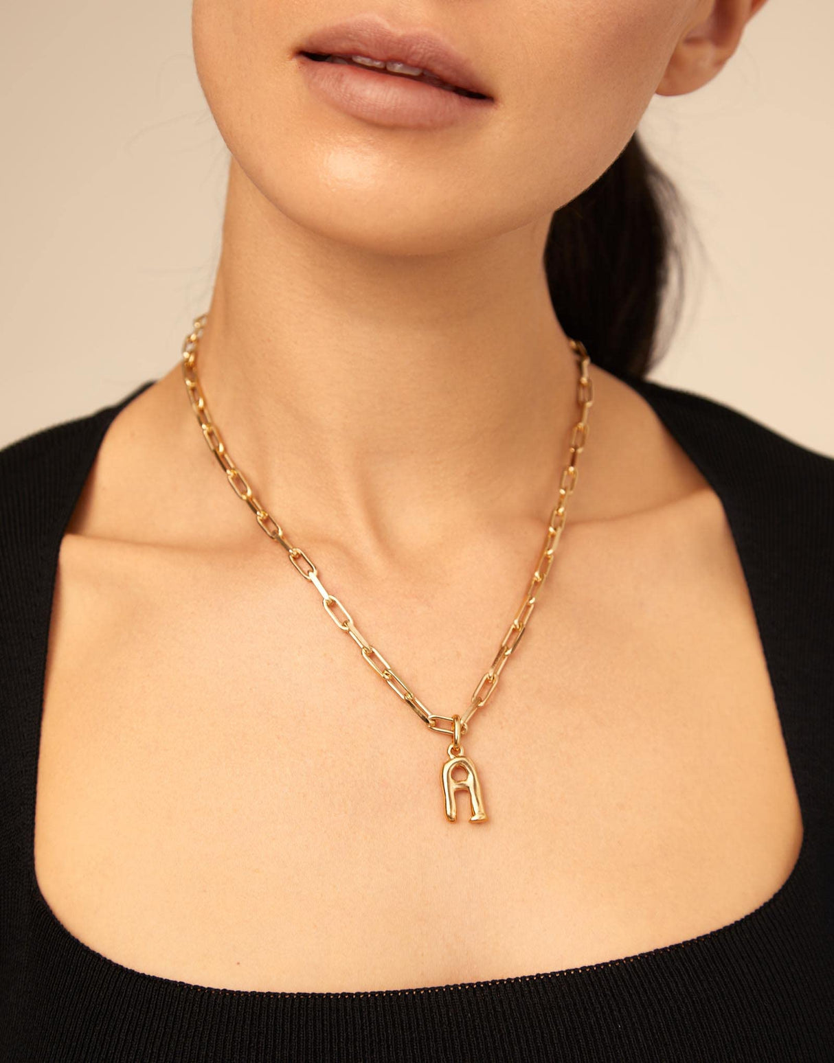 UNO de 50 | Cadena Corta de Aleación de Metales | Bañado en Oro 18K | Joya Artesanal | Diseño Creativo