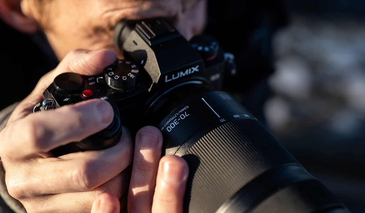 Panasonic S-R70300E Teleobjetivo Compacto con Zoom para cámaras de Montura M4/3 (Focal 70-300 mm, Estabilizador Óptico O.I.S, Lumix S, F4.5-5.6 Macro, Resistente Polvo, Agua, Congelación) Negro