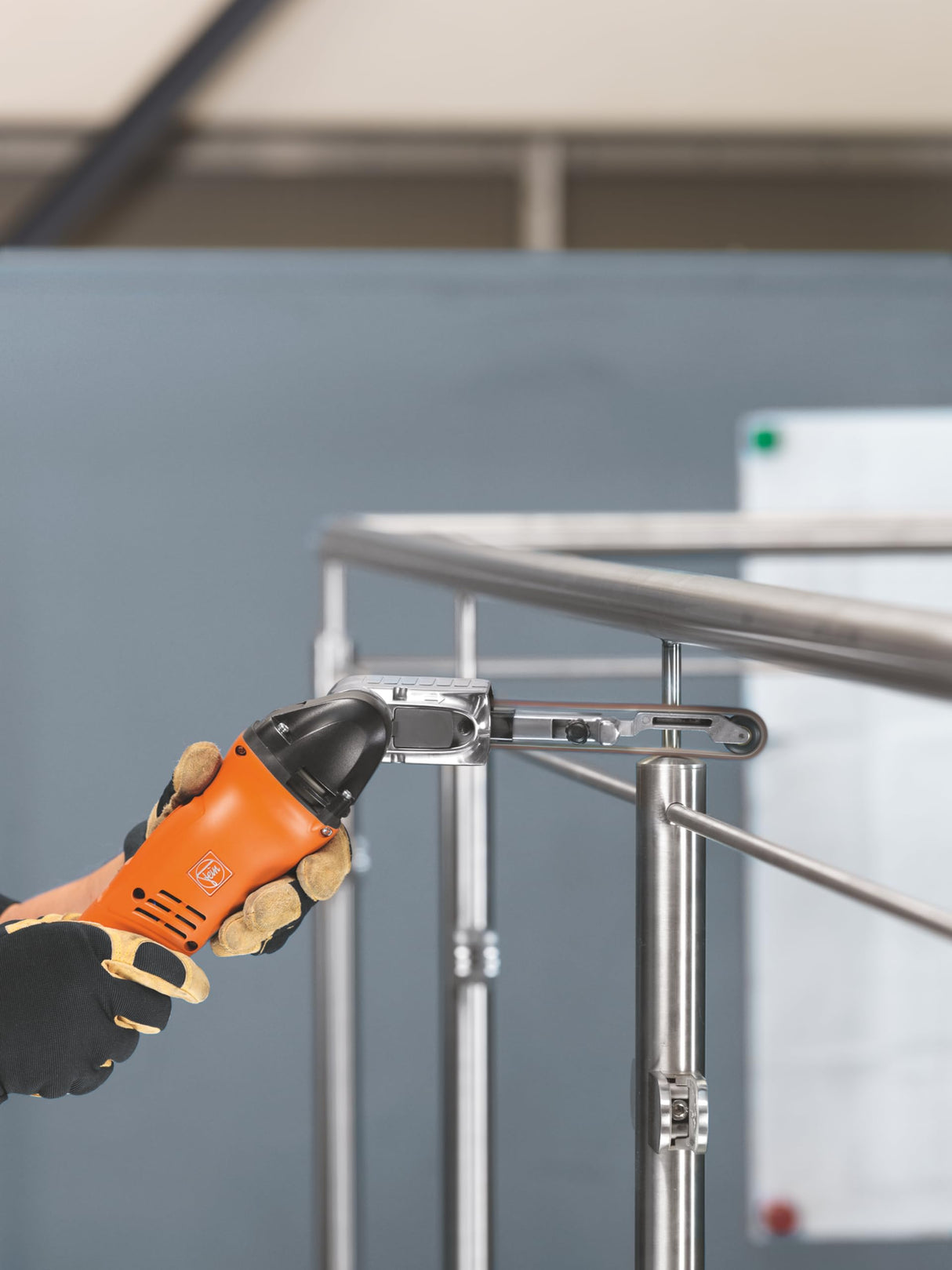 FEIN Lijadora de cinta BF 10-280E para esquinas y cantos en el tratamiento de acero inoxidable, Velocidad en vacío 10 000-28 000 1/min., Cinta 520 x 3/6/20 mm. Velocidad de cinta 12-32 mt/sec