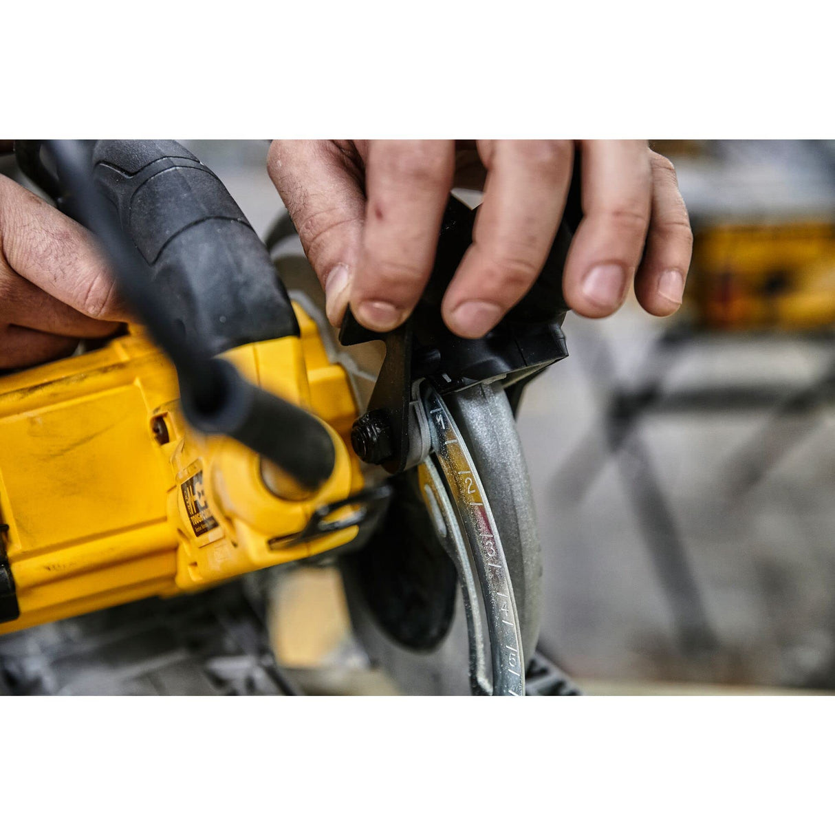 DEWALT DWE576K-QS - Sierra Circular , 1600W, Disco de 190 mm, Corte a 90° y 45°, Profundidad de Corte Máxima 61 mm, Compatible con Guía, Velocidad 5200 rpm, Incluye Maletín de Transporte y Guía Paralela