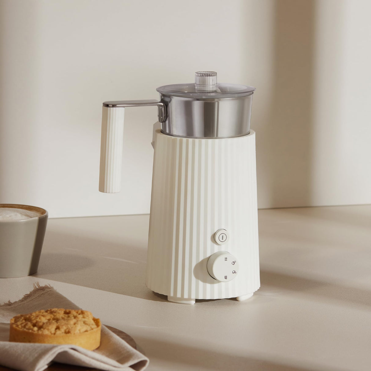Alessi Plissé MDL13 G - Espumador de Leche de Inducción Multifunción, en Resina Termoplástica, Jarra en Acero Inoxidable, Enchufe Europeo, 600 W, 35 cl, Gris