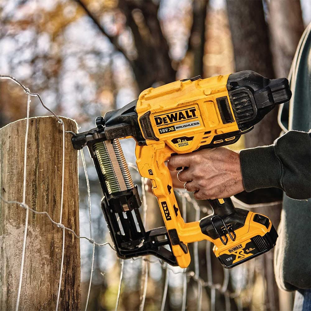 DEWALT DCFS950N-XJ - Grapadora de Cercas sin escobillas XR 18V sin cargador/batería para grapas galvanizadas G12 de 3,7mm diámetro y 50mm largo