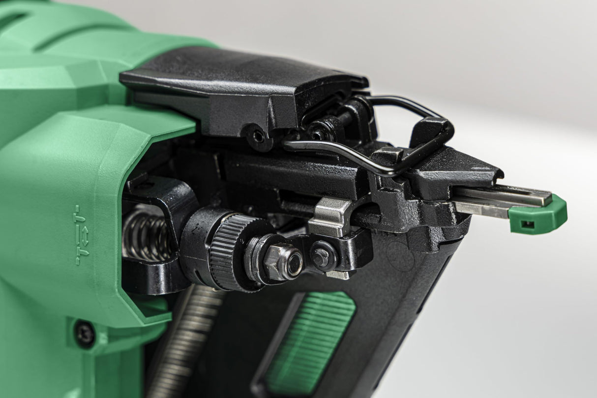 HiKOKI Clavo con batería de 34° - 18 V, 32 – 65 mm, calibre 15, compacto, ligero, potente, luz LED, motor sin escobillas, accionamiento por resorte neumático, incluye maletín