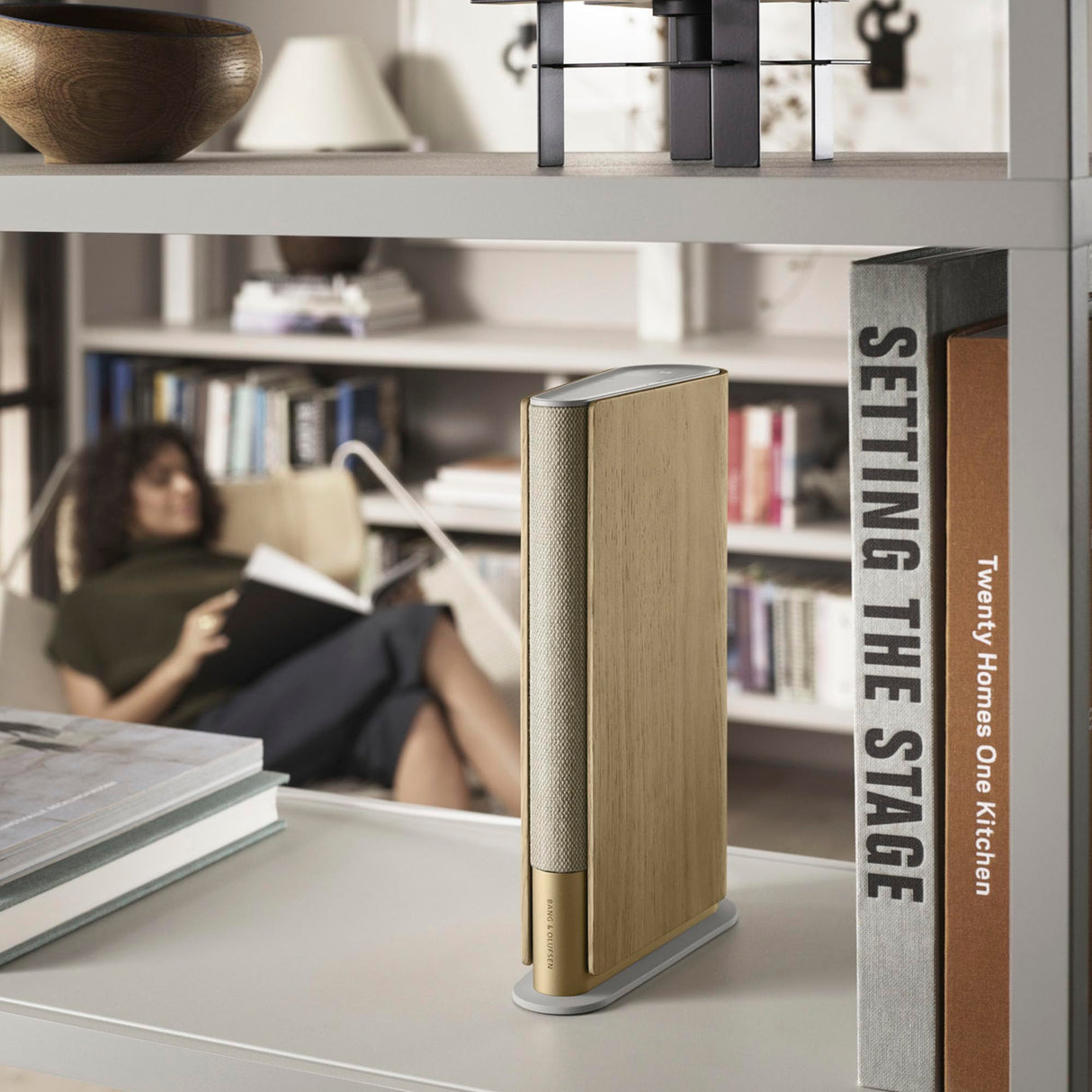 Bang & Olufsen Beosound Emerge Altavoz Delgado y Compacto diseñado para colocarlo en una estantería con Bluetooth, WiFi y un Sonido Ultraamplio, Certificado Cradle to Cradle Gold Tone