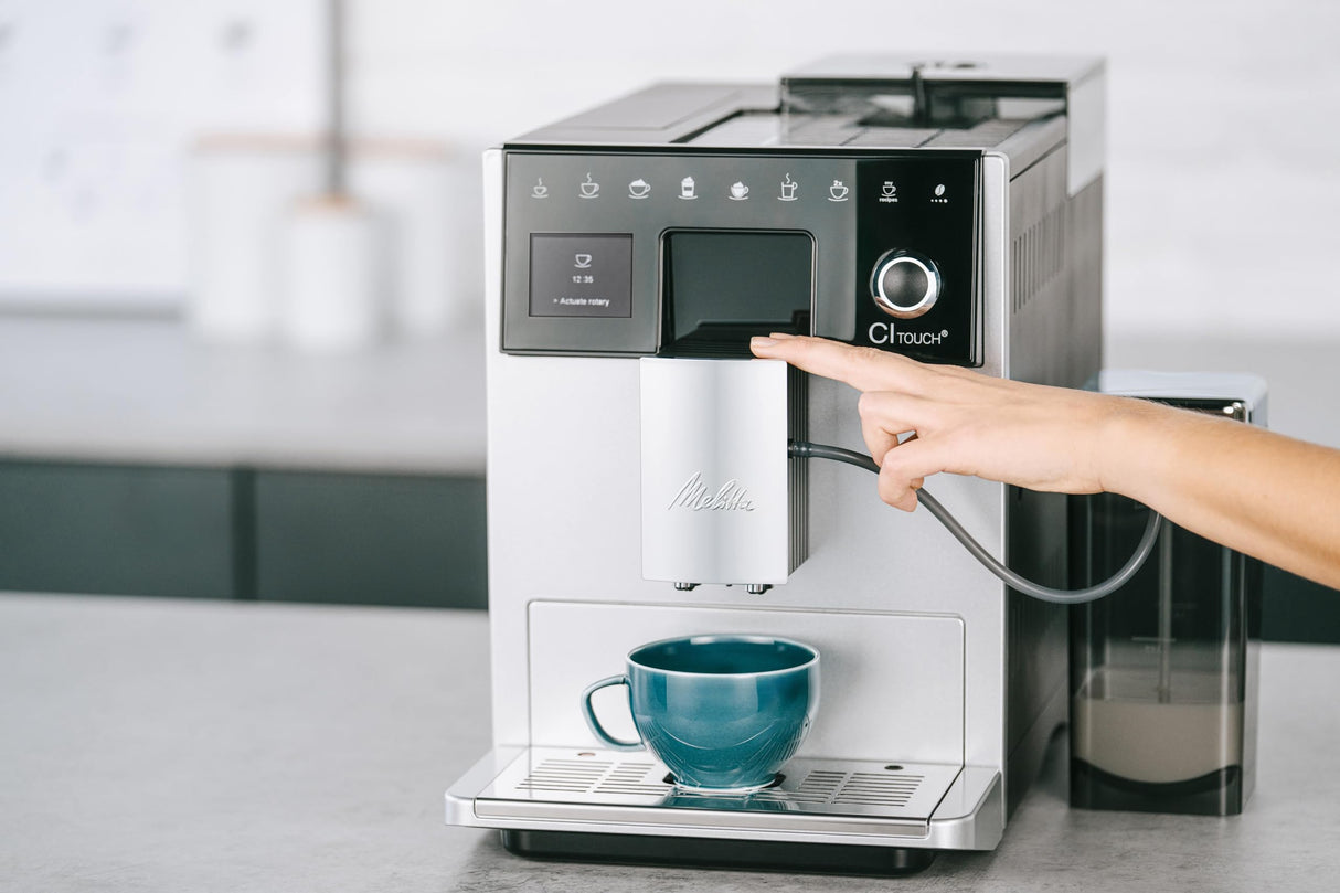 Melitta CI Touch (F630-111) - Cafetera automática con sistema de leche, recipiente para granos de dos cámaras, pantalla One Touch, grosor del café ajustable en 4 niveles, color plateado