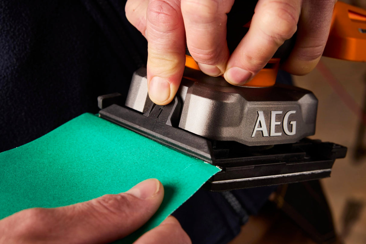 AEG BFS18SBL-14-0 - Lijadora vibratoria (18 V, 1/4 hojas, 7000 a 12000 osc/min, fijación de velcro o pinza (sin batería)