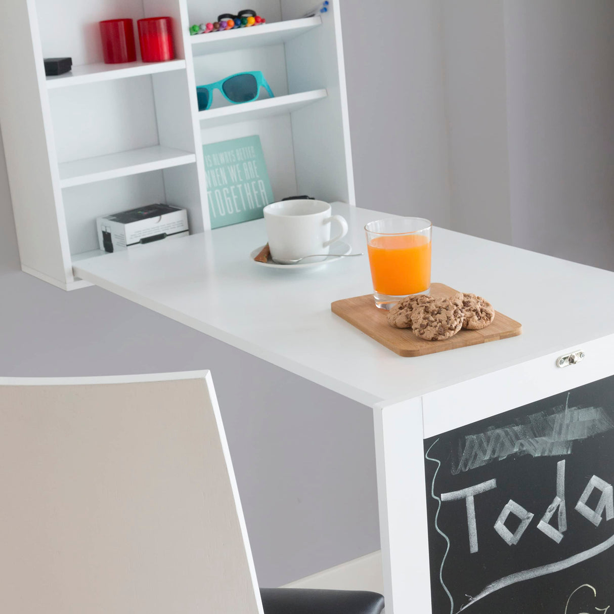 InnovaGoods® Mesa plegable de pared Woldy, mesa con pizarra y estantería, mesa plegable multifunción para trabajar y ahorrar espacio, Medidas 80x50x18 cm, Color Blanco