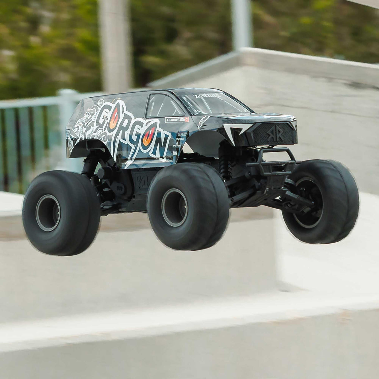 ARRMA 1/10 Gorgon 2WD RTR Monster Truck Mega 550 14T Motor Brush, Spektrum SLT2 2,4 GHz, Incluye batería NiMH de 3300 mAh y Cargador USB-C S120 - Gun Metal