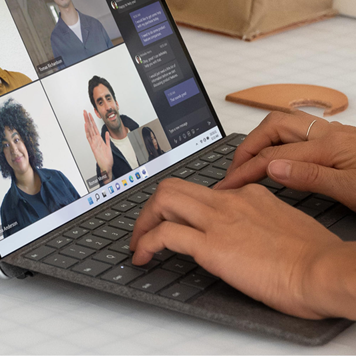 Microsoft Teclado Surface Pro 13" Keyboard con Almacenamiento para Lapiz - Duna
