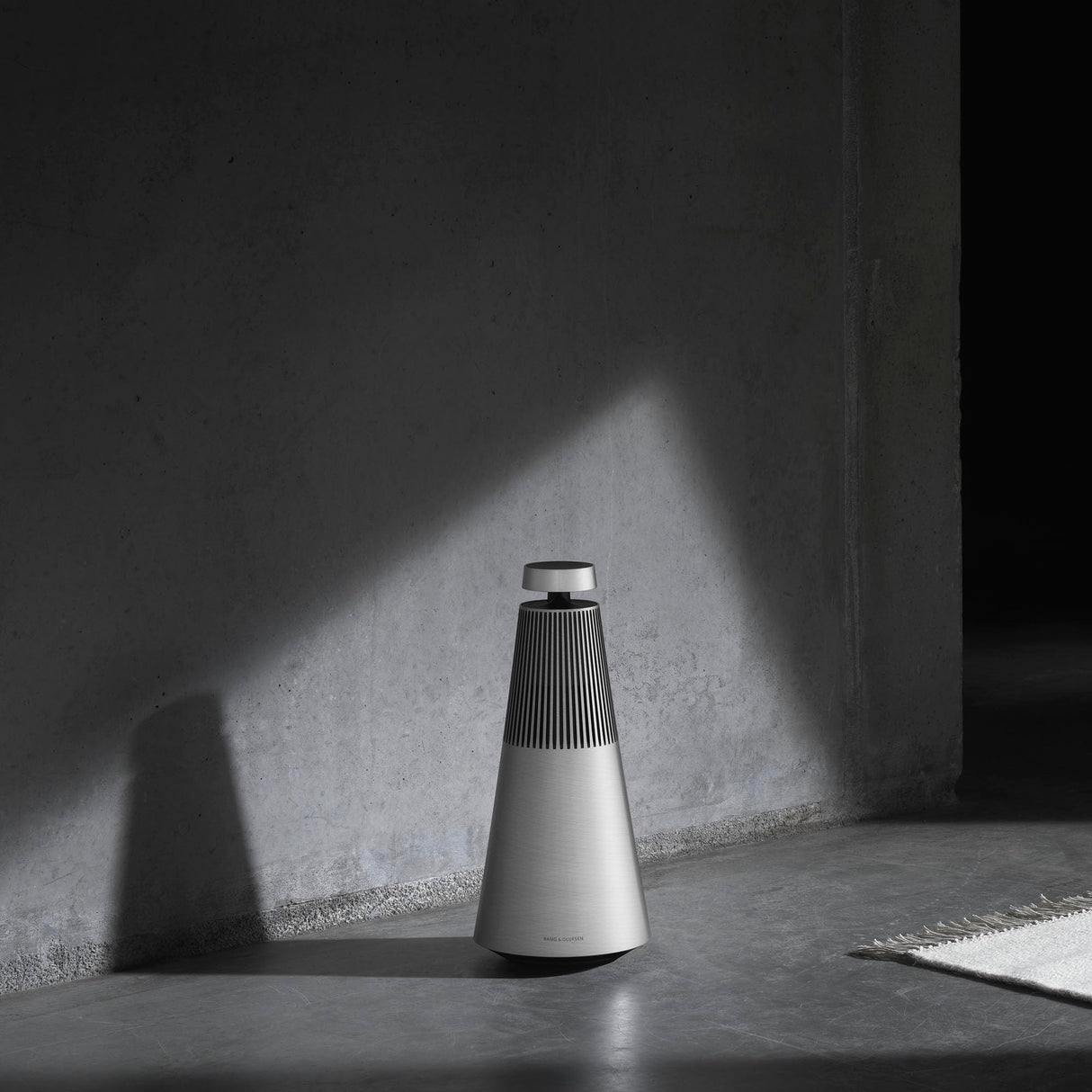 Bang & Olufsen Beosound 2 (3.ª Generación), Elegante y potente altavoz WiFi para el hogar con sonido envolvente de 360 grados, de pie o para estantería, Natural