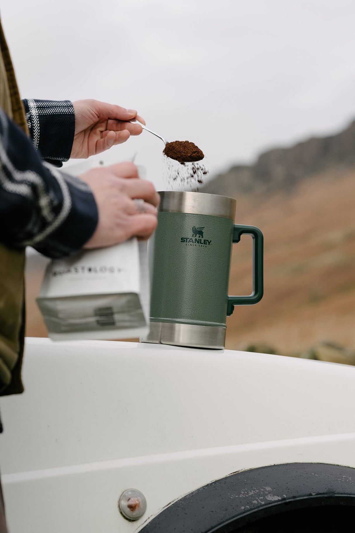 Stanley Classic Stay Hot French Press 1.4L / 48OZ Hammertone Green - Se mantiene caliente 4 horas - Filtro de malla - Sedimento mínimo - Prensa de café de acero integrada - Sin BPA