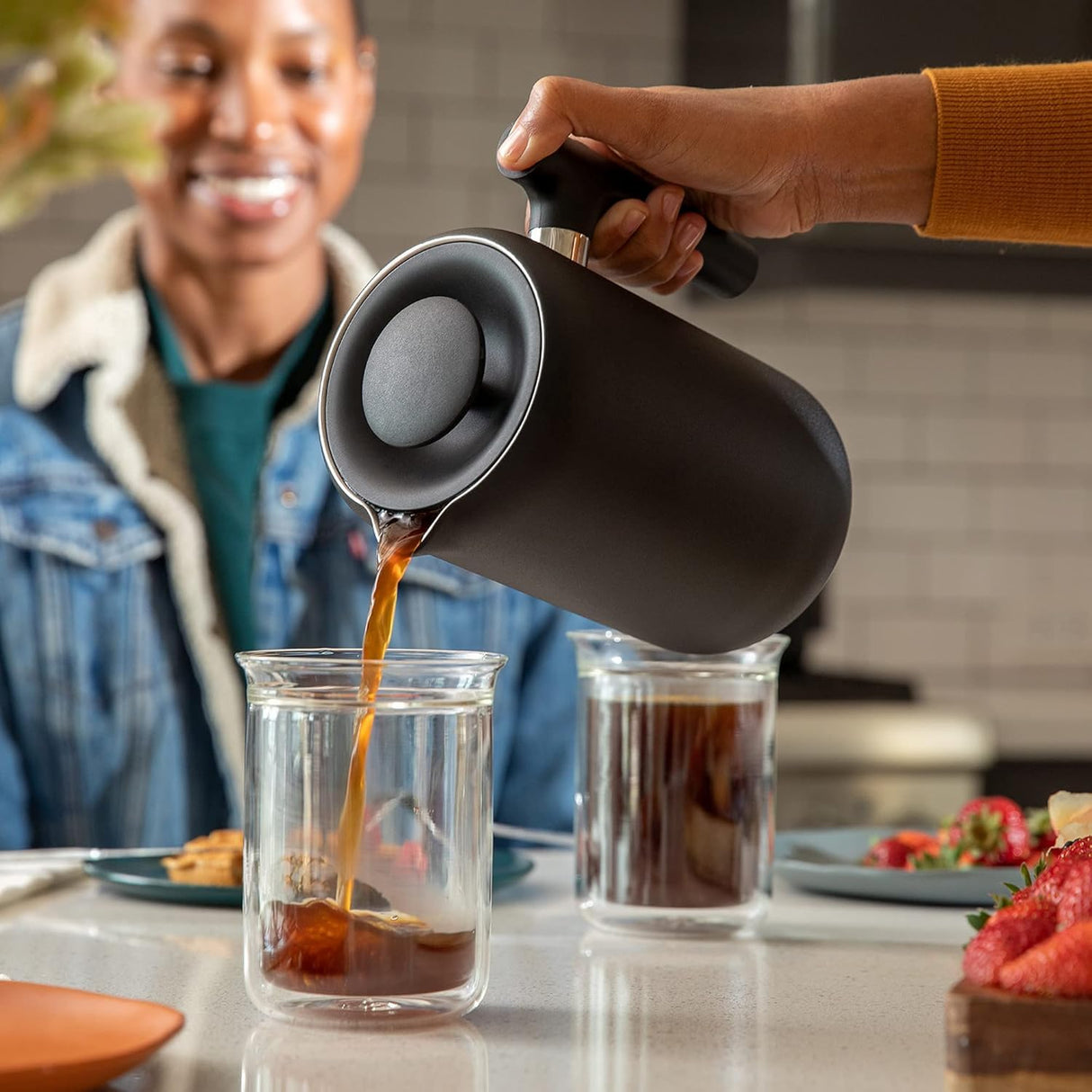 Fellow Cafetera aislada Clara con sistema de filtración mejorado - Prensa francesa portátil de acero inoxidable - Jarra de 24 oz - Negro mate