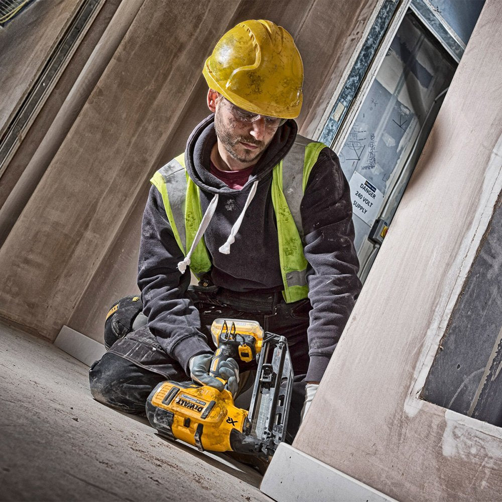 DeWALT – Clavadora inalámbrica para clavos de 63 mm, 18 V, 1 unidad, DCN660P2-QW