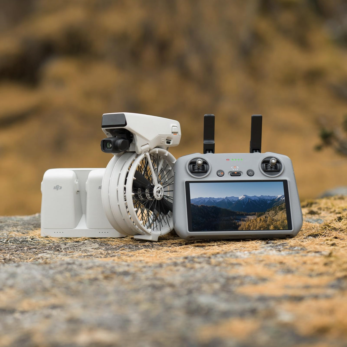 El Pack DJI Flip Vuela Más (Control Remoto con Pantalla RC 2), dron con cámara 4K UHD para Adultos, despegue Desde la Palma, Retorno automático, 3 baterías para un Tiempo máx. de Vuelo de 93 min