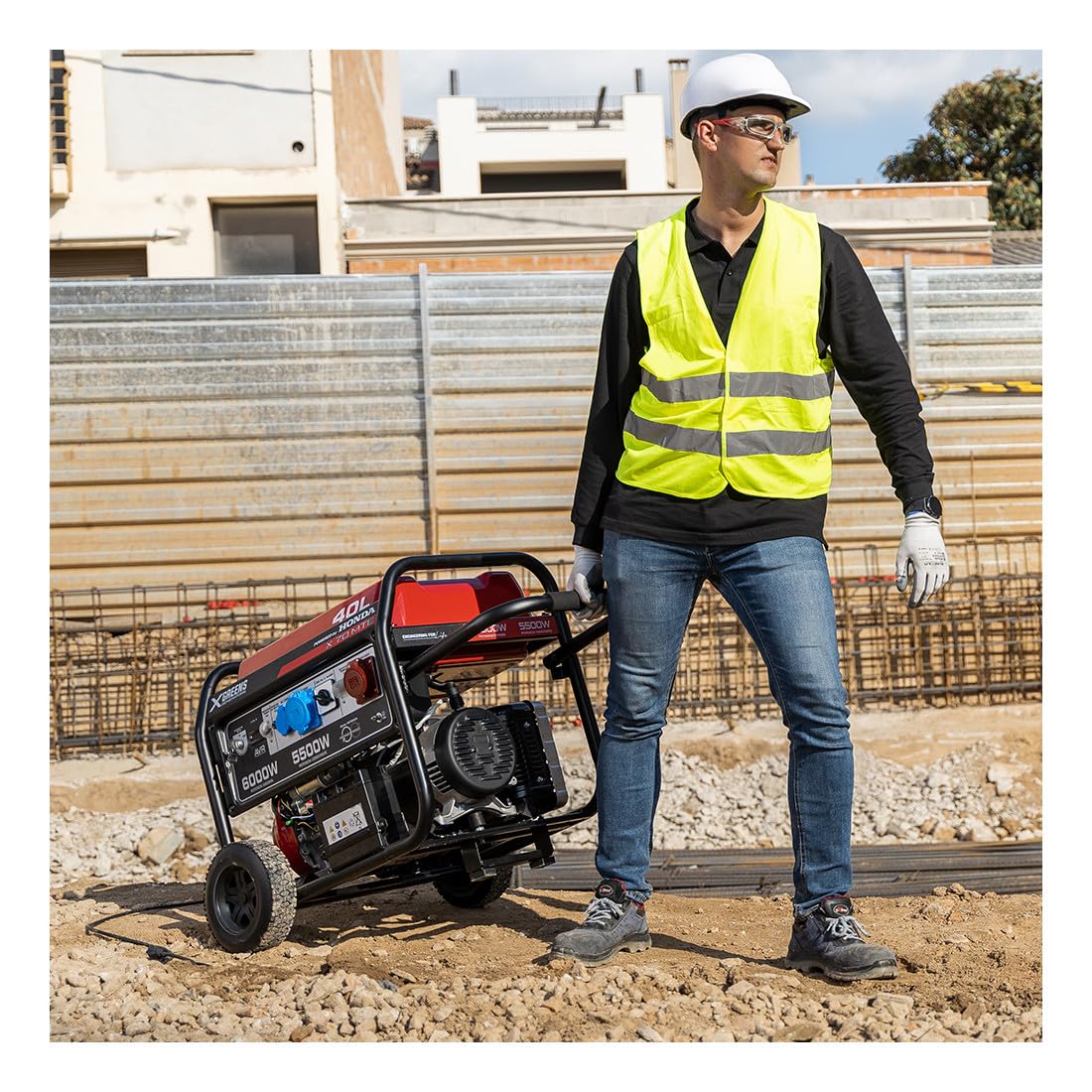 XGREENS Generador de corriente (gasolina) X70MTE (máx. 6.000W, depósito 40 l, AVR, Powered by Honda, eléctrico, ruedas, alerta aceite, trifásico, 3 tomas 230/400V, protección térmica y panel digital)