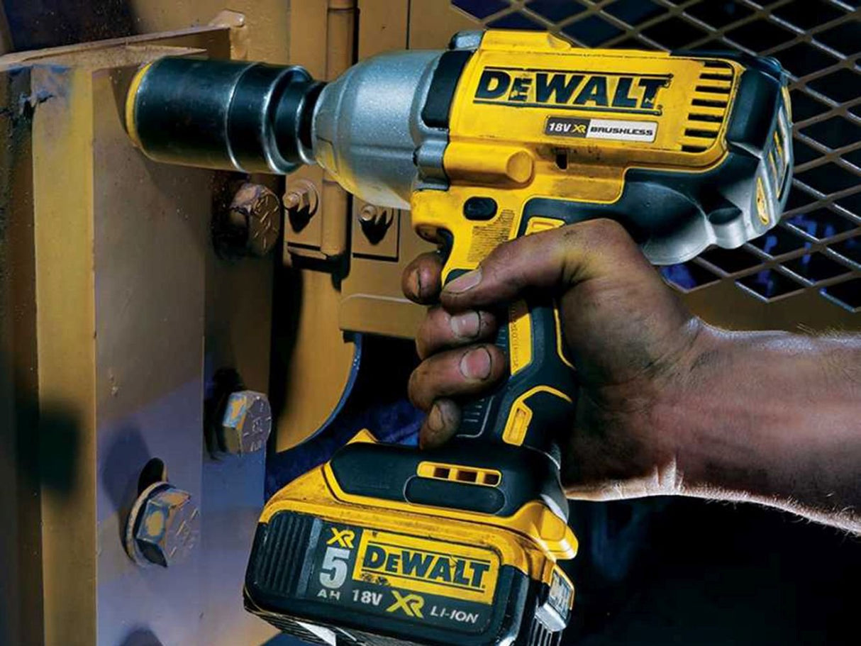 DEWALT DCF899P2-QW - Llave de impacto sin escobillas 1/2' XR 18V, Batería de Litio de 5 Ah, Alto Par 950Nm, 2400 ipm, con maletín TSTAK, cargador y batería