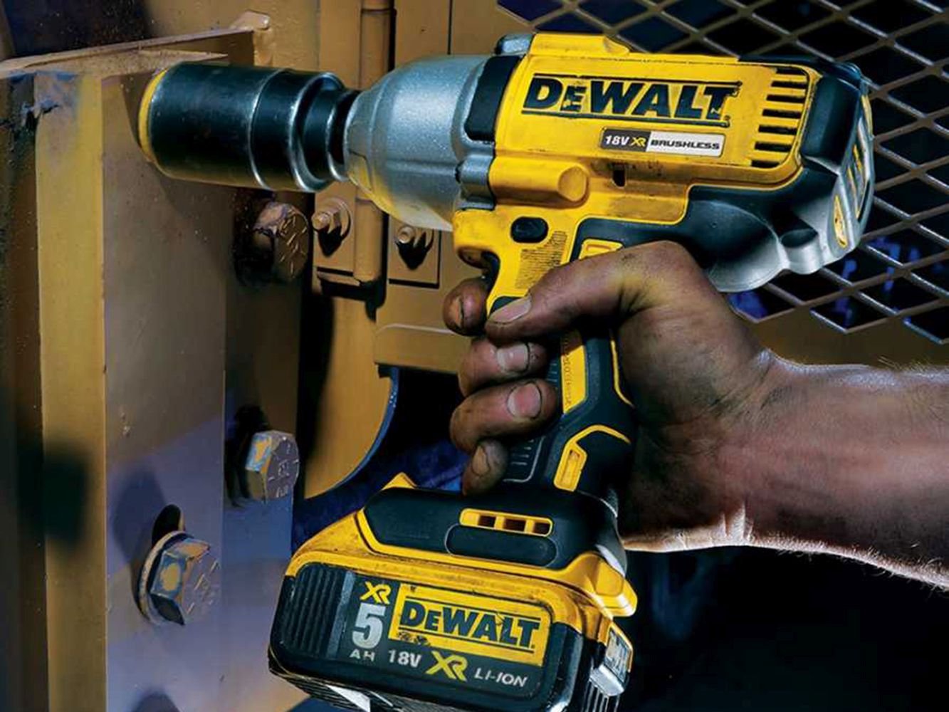 DEWALT DCF899P2-QW - Llave de impacto sin escobillas 1/2' XR 18V, Batería de Litio de 5 Ah, Alto Par 950Nm, 2400 ipm, con maletín TSTAK, cargador y batería