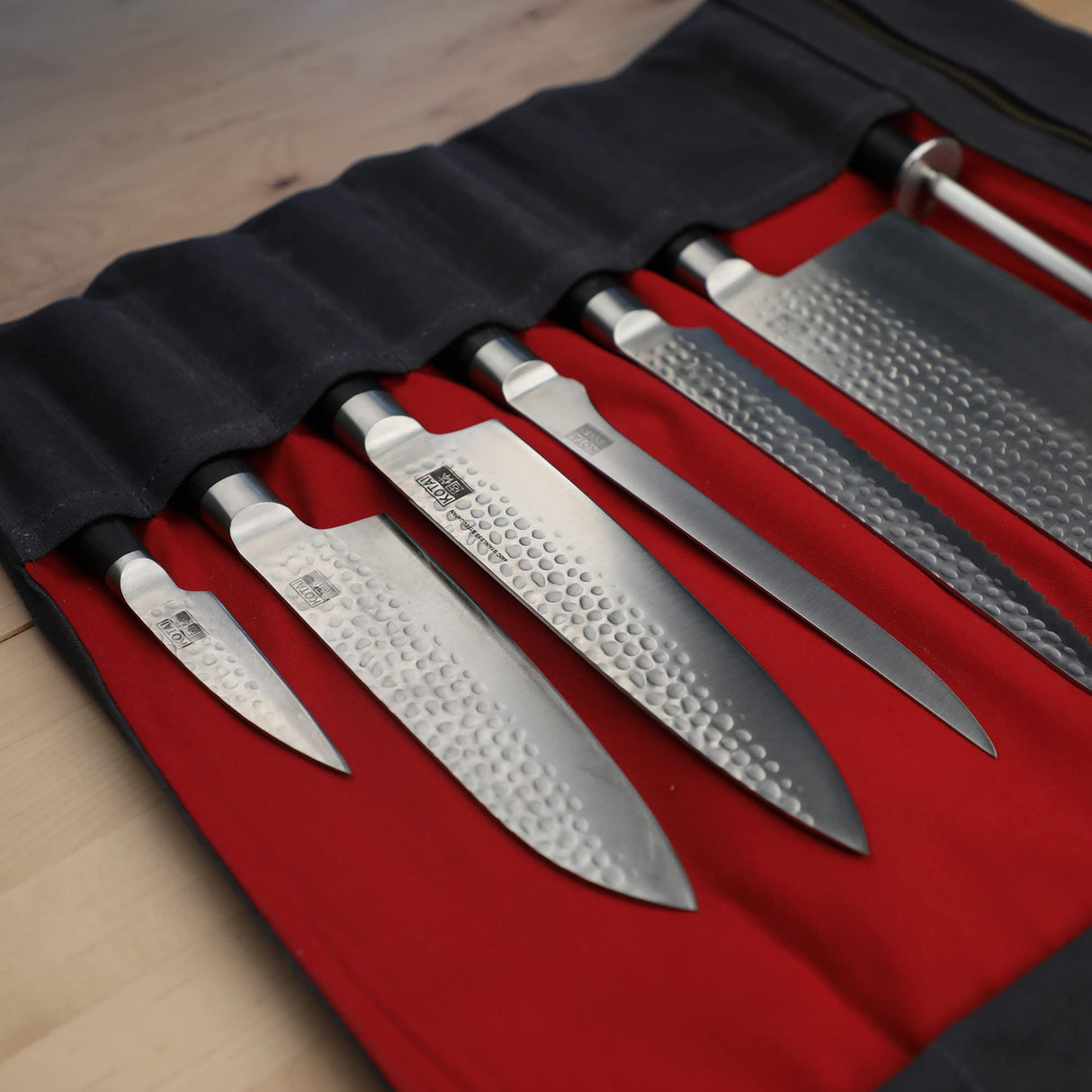 KOTAI | Bolsa Enrollable para Cuchillos de Chef de Cuero | 8 Ranuras para 7 Cuchillos y un Acero para bruñir | Hule Ultra-Resistente | Asas y Correas de Cuero | Bolsillo con Cremallera | Hecho a Mano