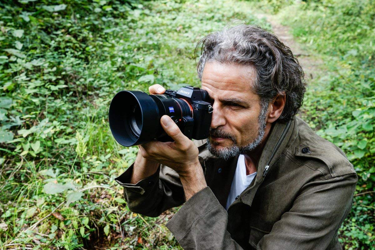 Sony Alpha 7 II - Cámara evil de fotograma completo con objetivo Zoom Zeiss 24-70mm f/4.0, 24.3 Megapíxeles, enfoque automático híbrido rápido, estabilización de imagen óptica de 5 ejes