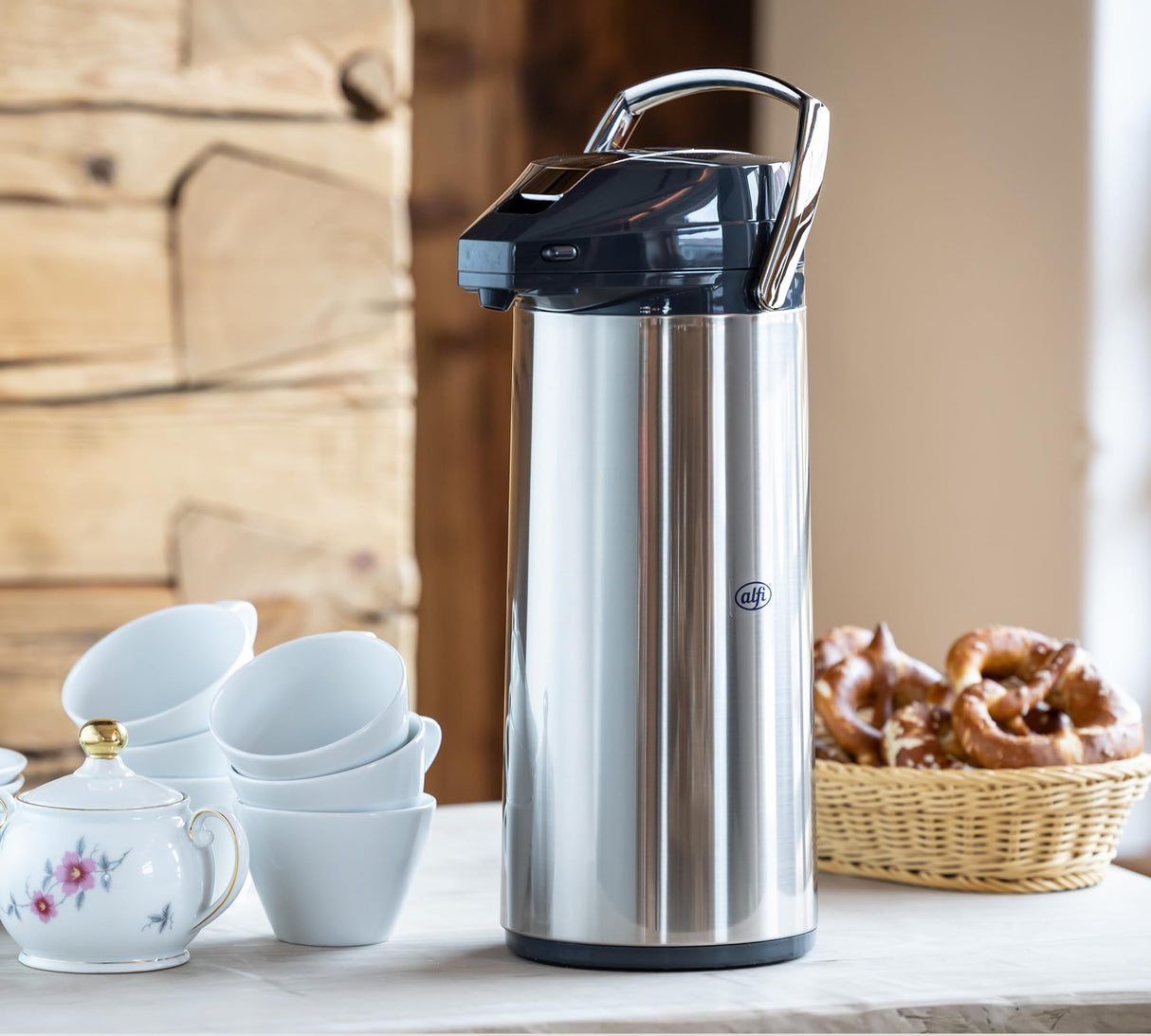alfi GETRÄNKESPENDER 2,2 l, jarra con bomba de acero inoxidable pulido con inserción de vidrio duro, bomba integrada, mantiene el calor 12 horas y el frío 24 horas, 24 tazas, fondo 360°, para catering