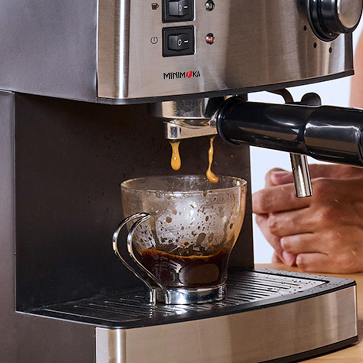 Minimoka - Cafetera espresso | 2 cacillos para 1 o 2 cafés | 15 bar | 850W | Vaporizador | 1.6L | Café molido o monodosis | Bandeja calienta tazas | Filtro Extra Cream | Inox